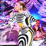 Gülben Ergen konserinde büyüledi